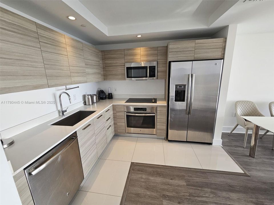 For Sale: $489,999 (1 beds, 1 baths, 843 Square Feet)
