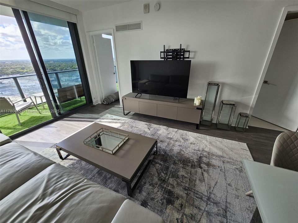 For Sale: $489,999 (1 beds, 1 baths, 843 Square Feet)