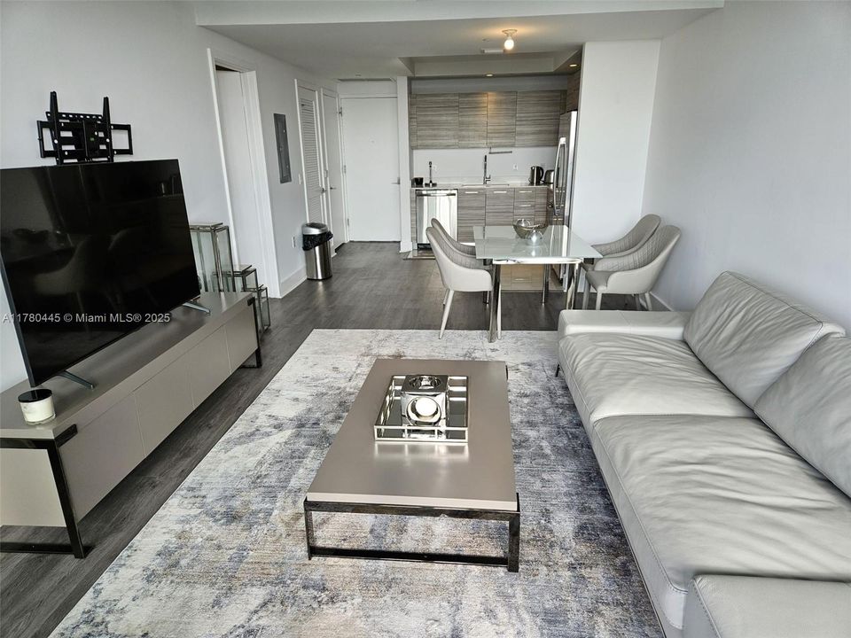 For Sale: $489,999 (1 beds, 1 baths, 843 Square Feet)