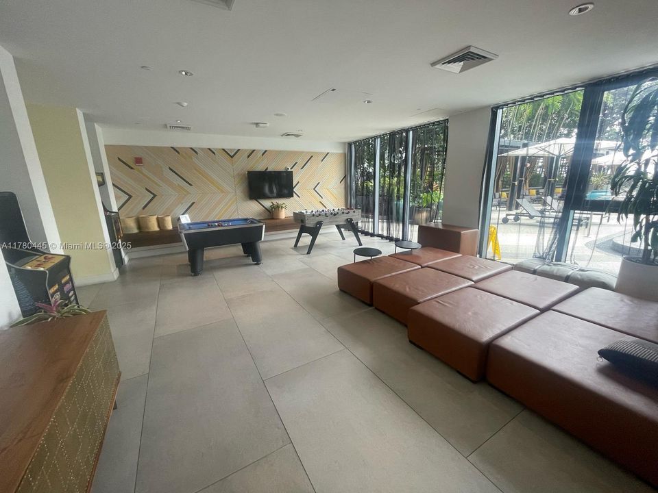 For Sale: $489,999 (1 beds, 1 baths, 843 Square Feet)