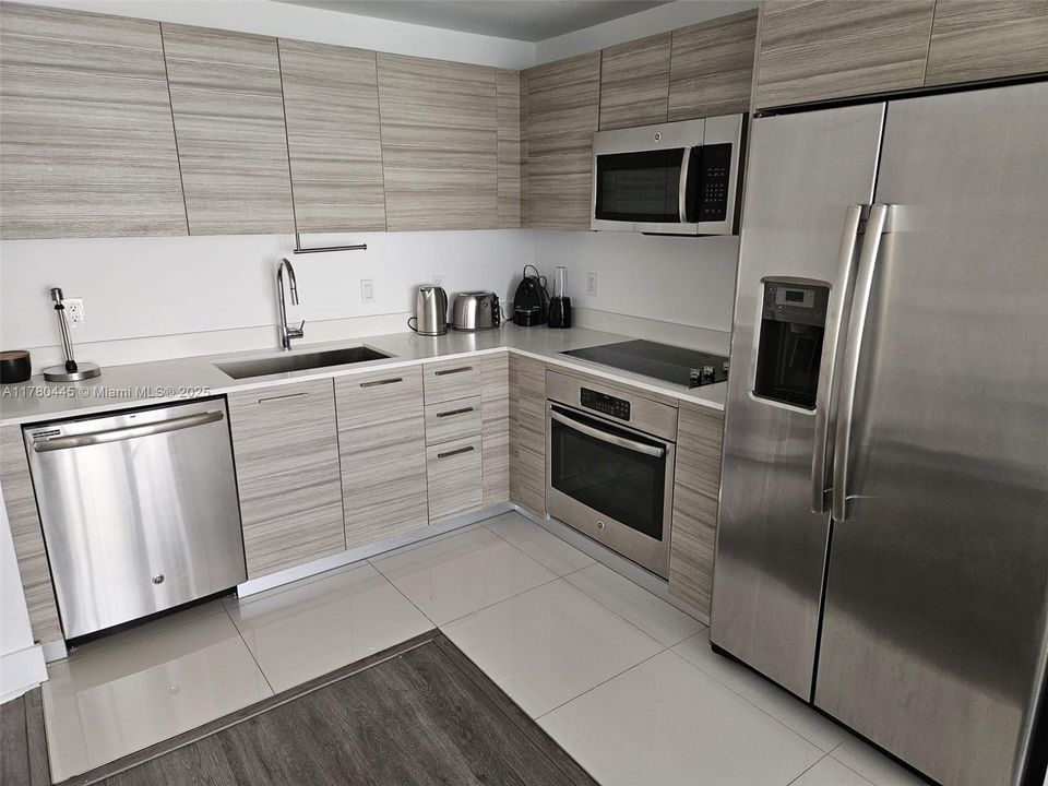 For Sale: $489,999 (1 beds, 1 baths, 843 Square Feet)