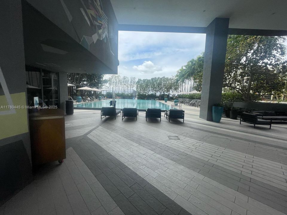 For Sale: $489,999 (1 beds, 1 baths, 843 Square Feet)