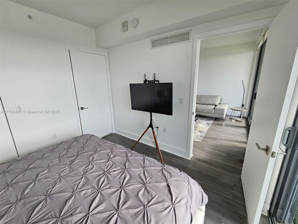 For Sale: $489,999 (1 beds, 1 baths, 843 Square Feet)