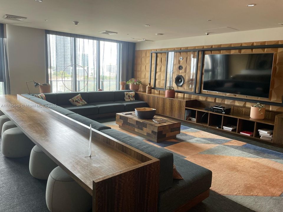 For Sale: $489,999 (1 beds, 1 baths, 843 Square Feet)