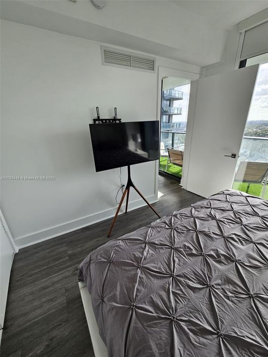 For Sale: $489,999 (1 beds, 1 baths, 843 Square Feet)