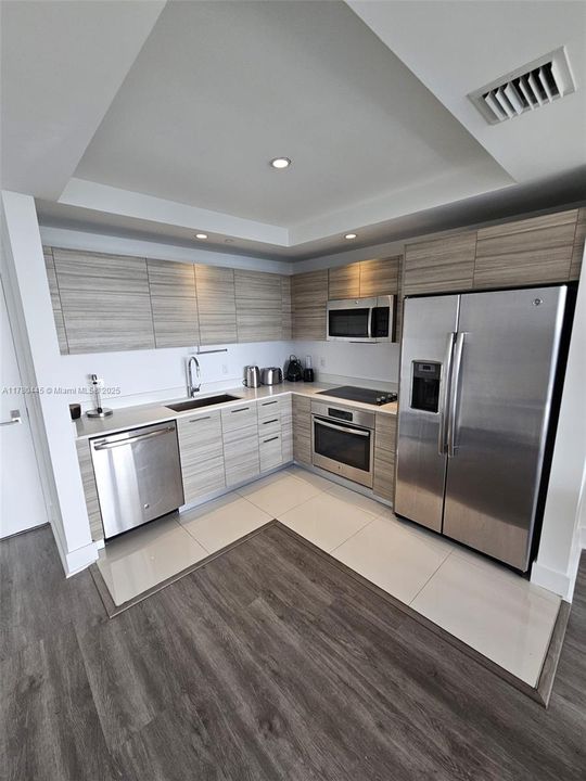 For Sale: $489,999 (1 beds, 1 baths, 843 Square Feet)