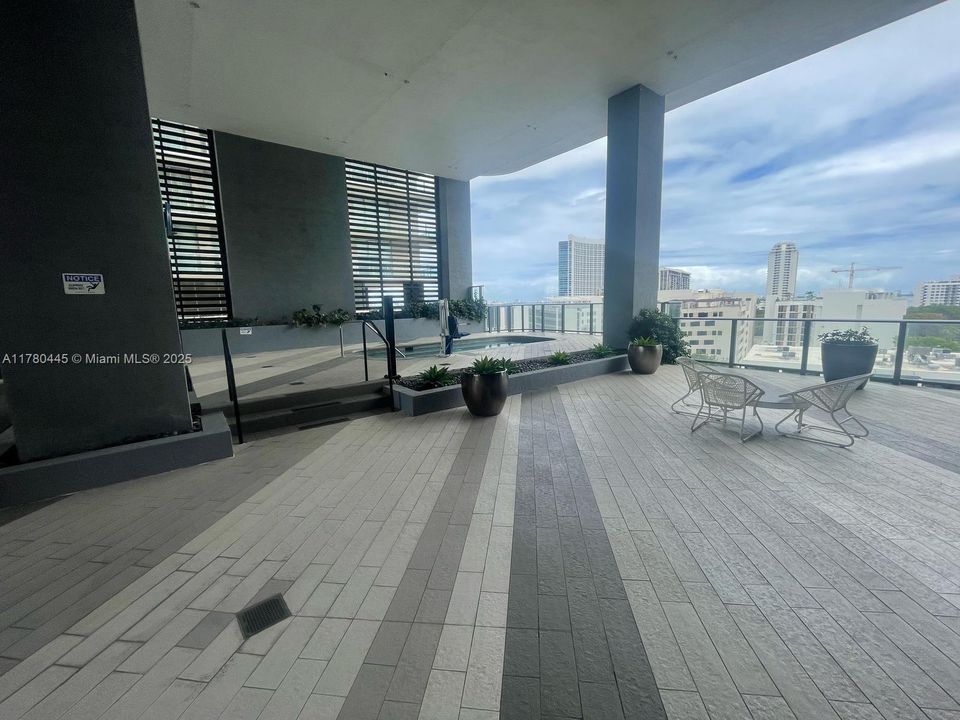 For Sale: $489,999 (1 beds, 1 baths, 843 Square Feet)