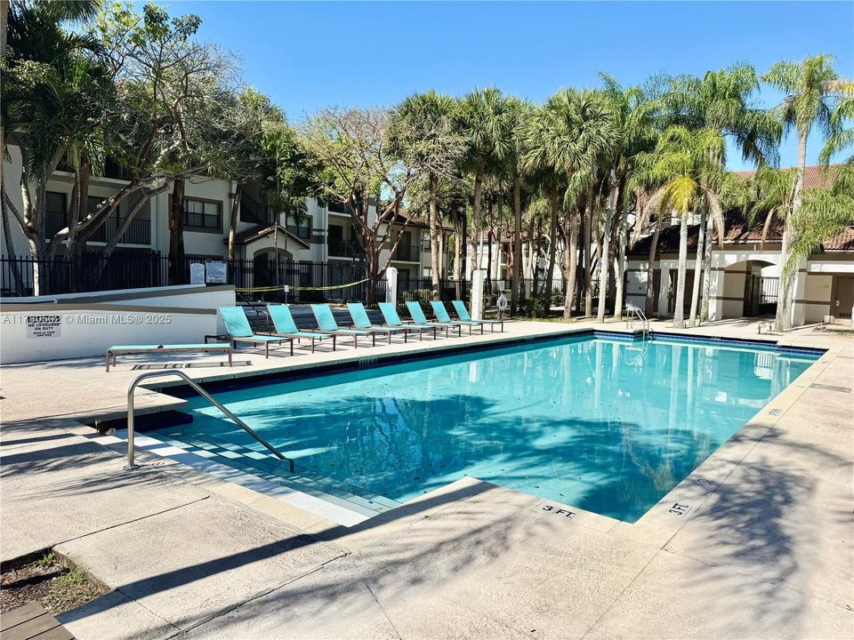 合同活跃: $217,000 (1 贝兹, 1 浴室, 650 平方英尺)