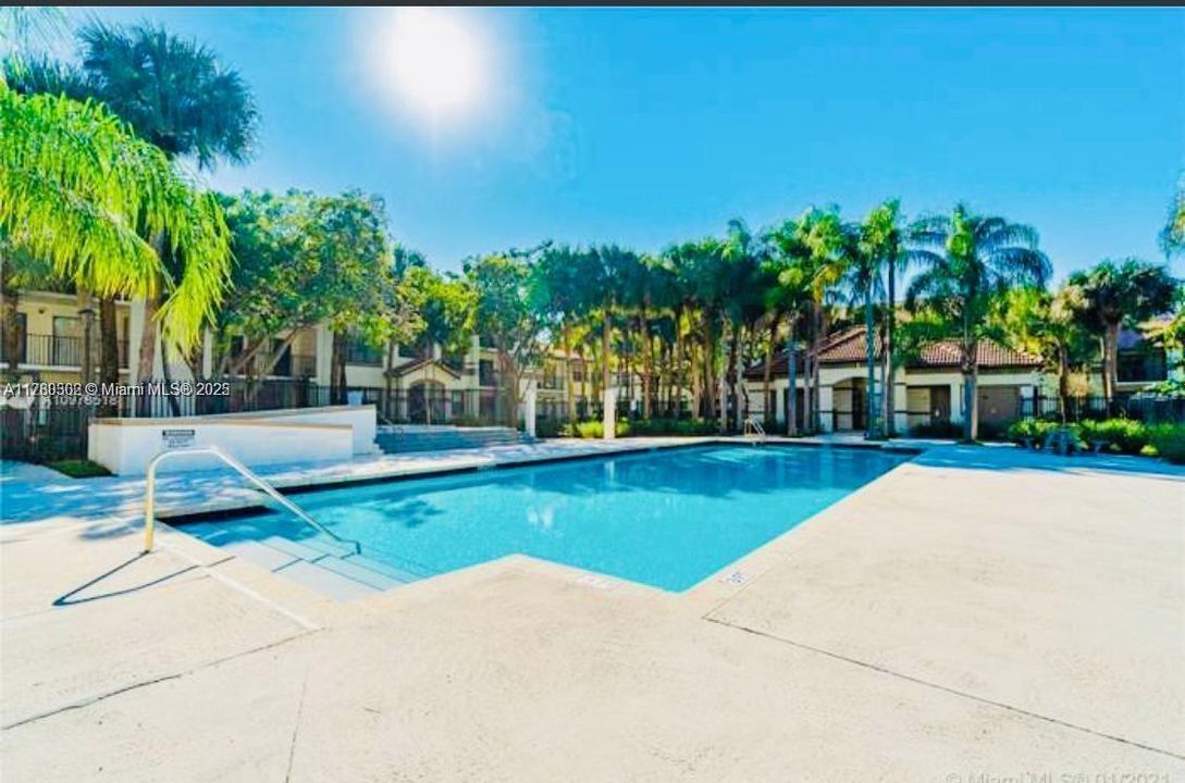 合同活跃: $217,000 (1 贝兹, 1 浴室, 650 平方英尺)