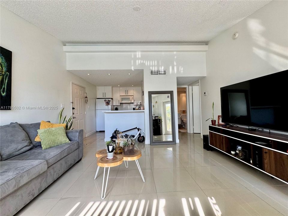 合同活跃: $217,000 (1 贝兹, 1 浴室, 650 平方英尺)