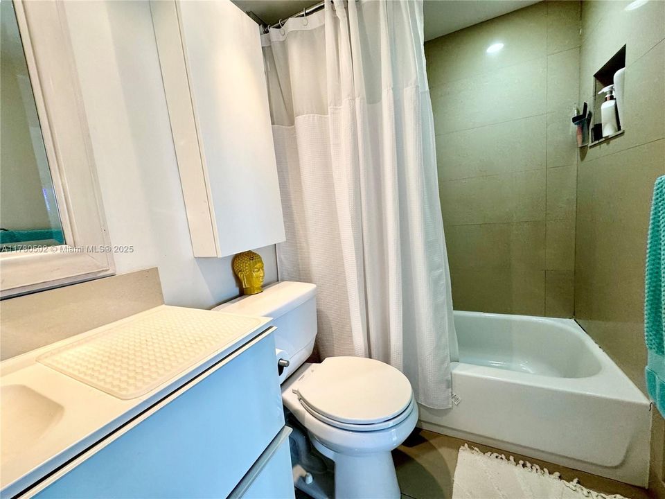 合同活跃: $217,000 (1 贝兹, 1 浴室, 650 平方英尺)