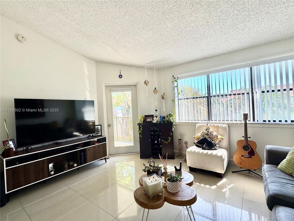 合同活跃: $217,000 (1 贝兹, 1 浴室, 650 平方英尺)