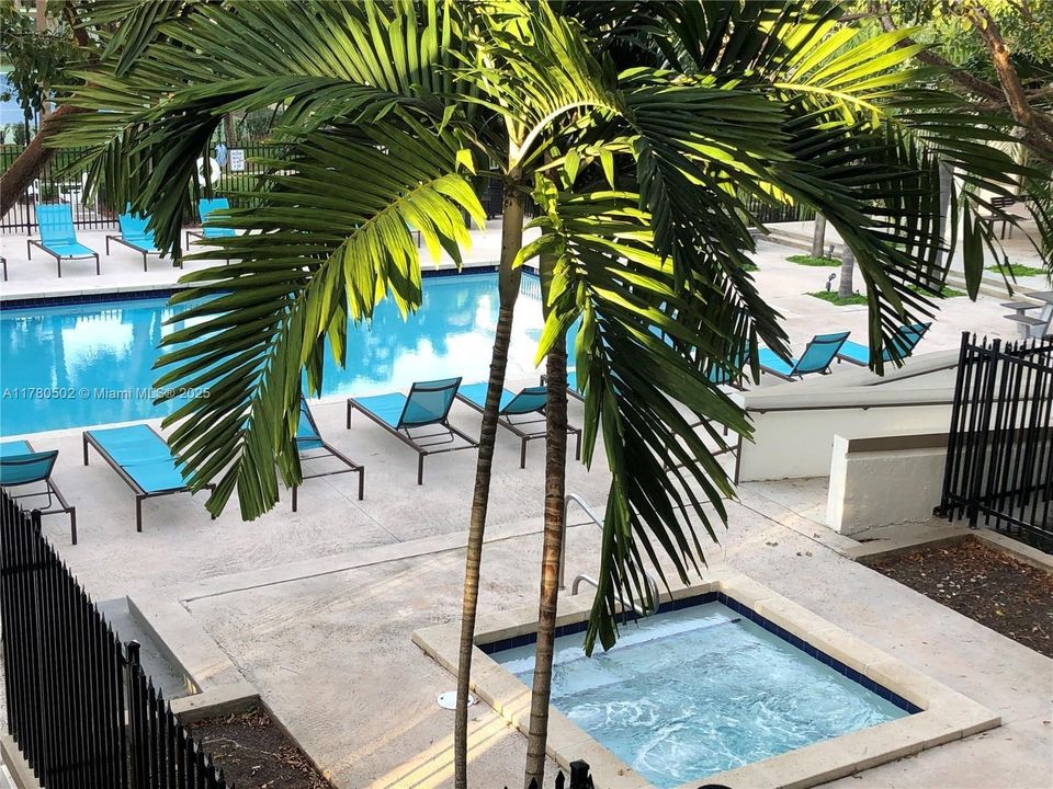 合同活跃: $217,000 (1 贝兹, 1 浴室, 650 平方英尺)