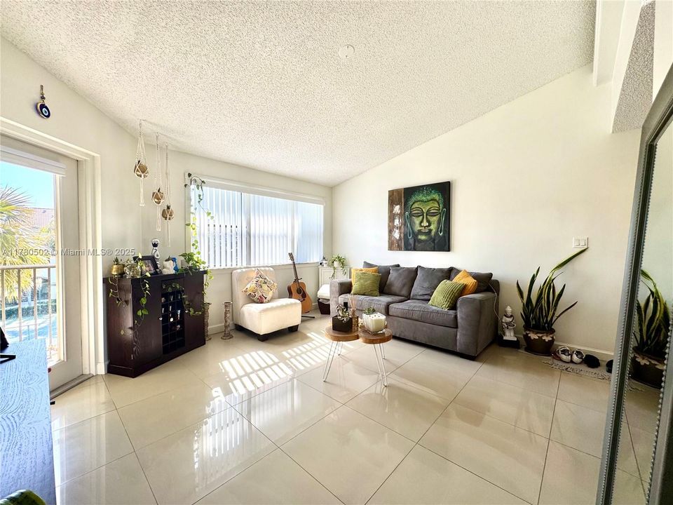 合同活跃: $217,000 (1 贝兹, 1 浴室, 650 平方英尺)