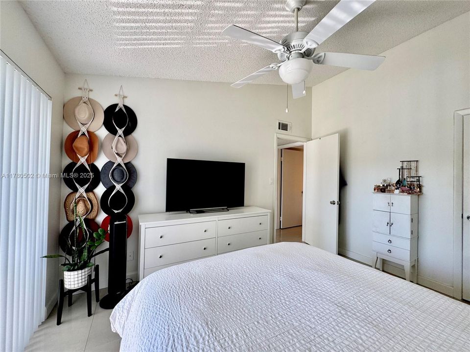 合同活跃: $217,000 (1 贝兹, 1 浴室, 650 平方英尺)