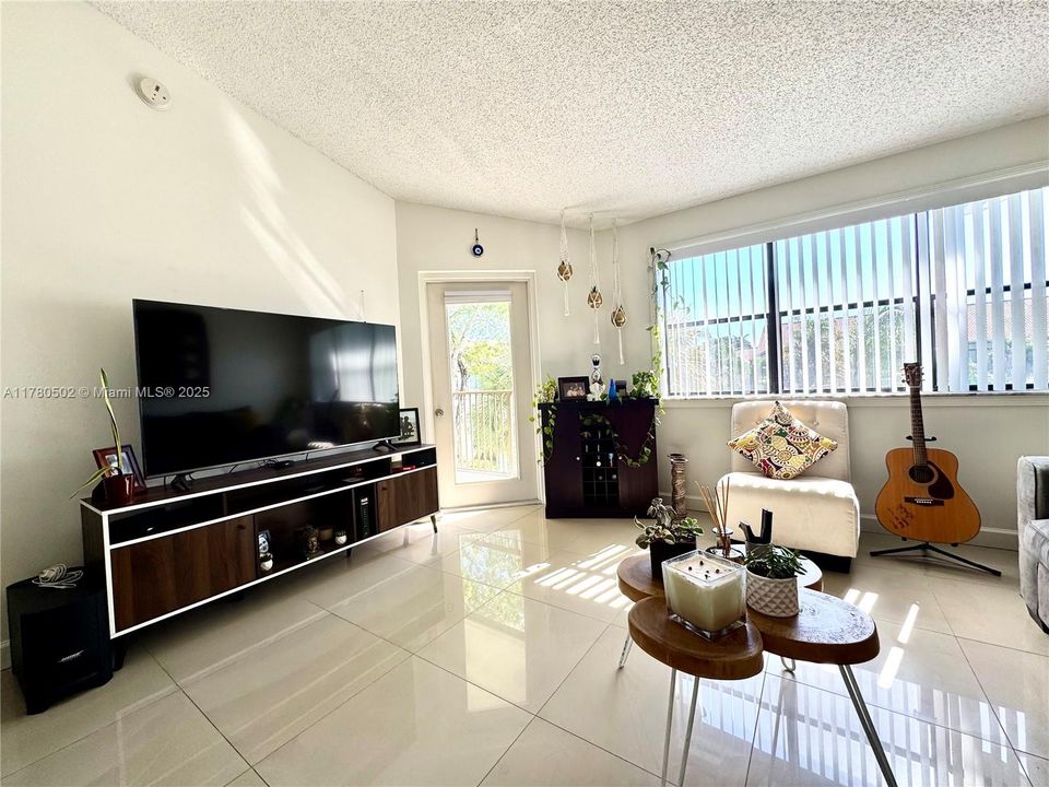 合同活跃: $217,000 (1 贝兹, 1 浴室, 650 平方英尺)