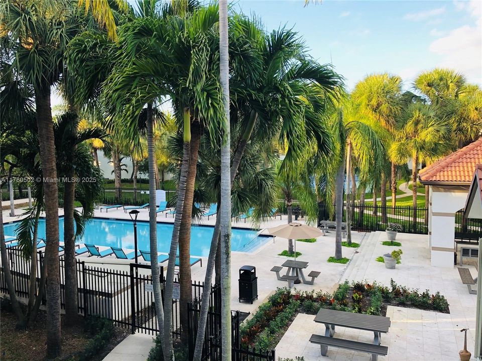 合同活跃: $217,000 (1 贝兹, 1 浴室, 650 平方英尺)