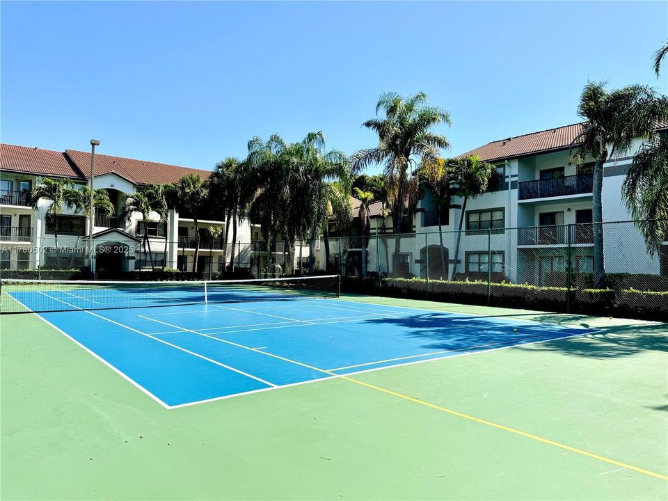 合同活跃: $217,000 (1 贝兹, 1 浴室, 650 平方英尺)