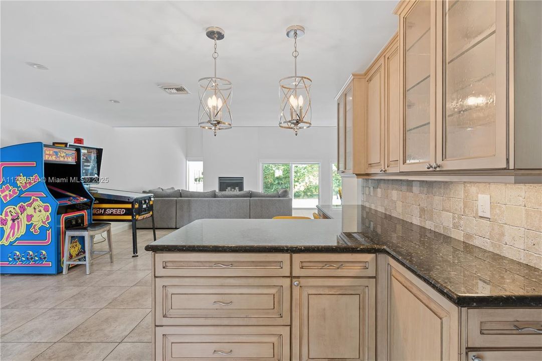 En Venta: $635,000 (3 camas, 2 baños, 1938 Pies cuadrados)