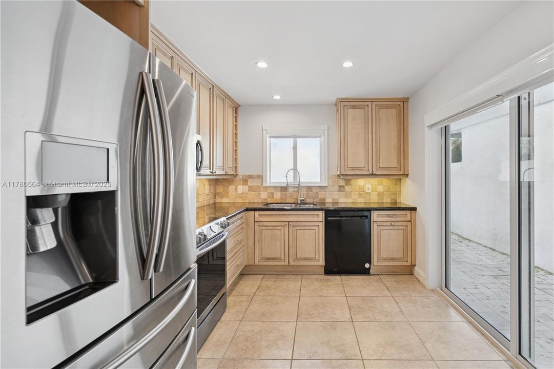 En Venta: $635,000 (3 camas, 2 baños, 1938 Pies cuadrados)