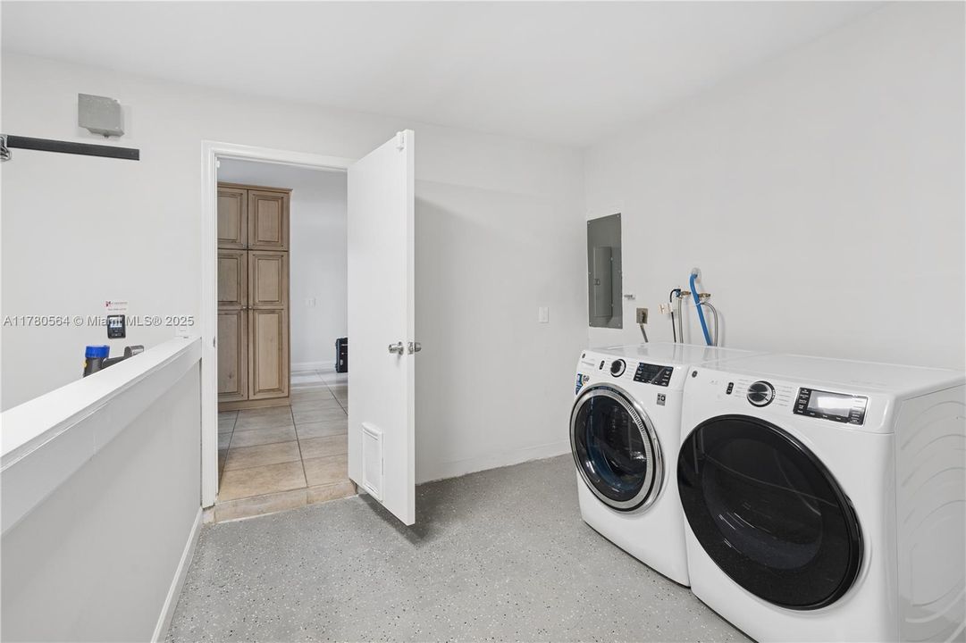 En Venta: $635,000 (3 camas, 2 baños, 1938 Pies cuadrados)