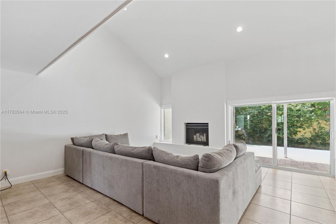 En Venta: $635,000 (3 camas, 2 baños, 1938 Pies cuadrados)