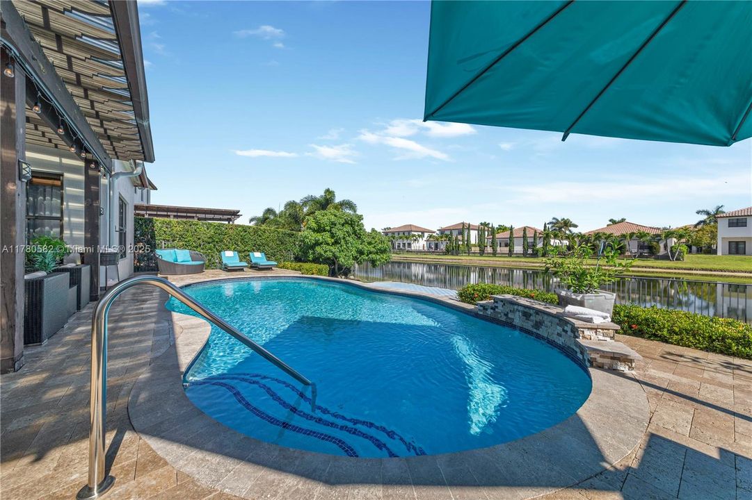 Vendido Recientemente: $1,395,000 (4 camas, 3 baños, 3076 Pies cuadrados)