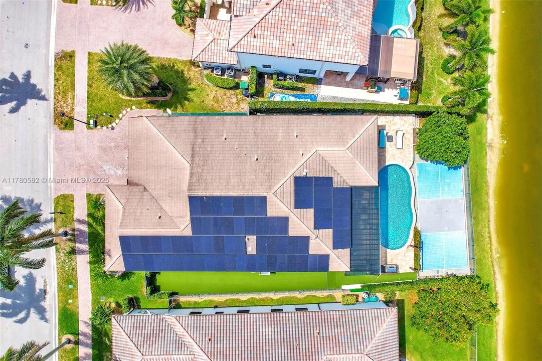 Vendido Recientemente: $1,395,000 (4 camas, 3 baños, 3076 Pies cuadrados)