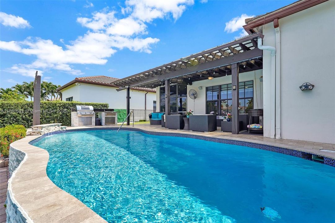 Vendido Recientemente: $1,395,000 (4 camas, 3 baños, 3076 Pies cuadrados)