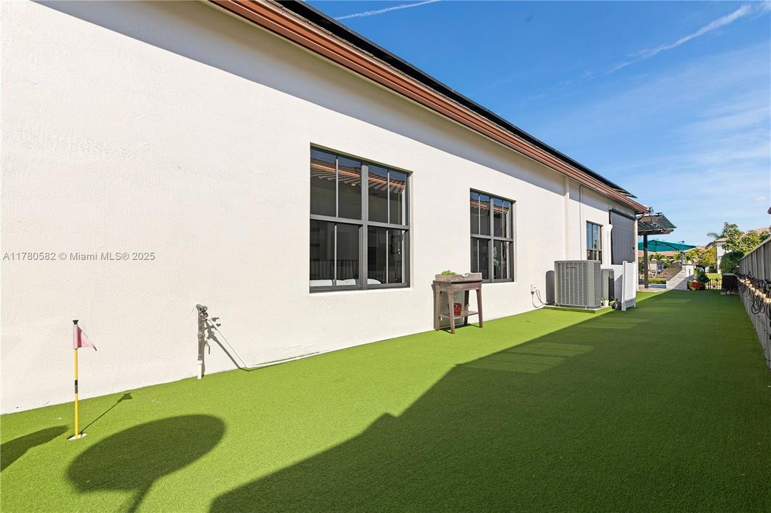 Vendido Recientemente: $1,395,000 (4 camas, 3 baños, 3076 Pies cuadrados)