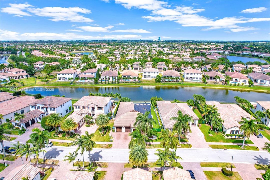 Vendido Recientemente: $1,395,000 (4 camas, 3 baños, 3076 Pies cuadrados)