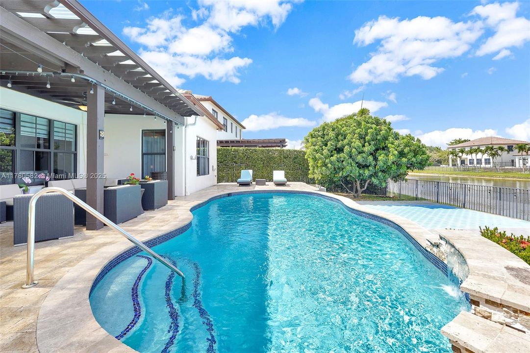 Vendido Recientemente: $1,395,000 (4 camas, 3 baños, 3076 Pies cuadrados)