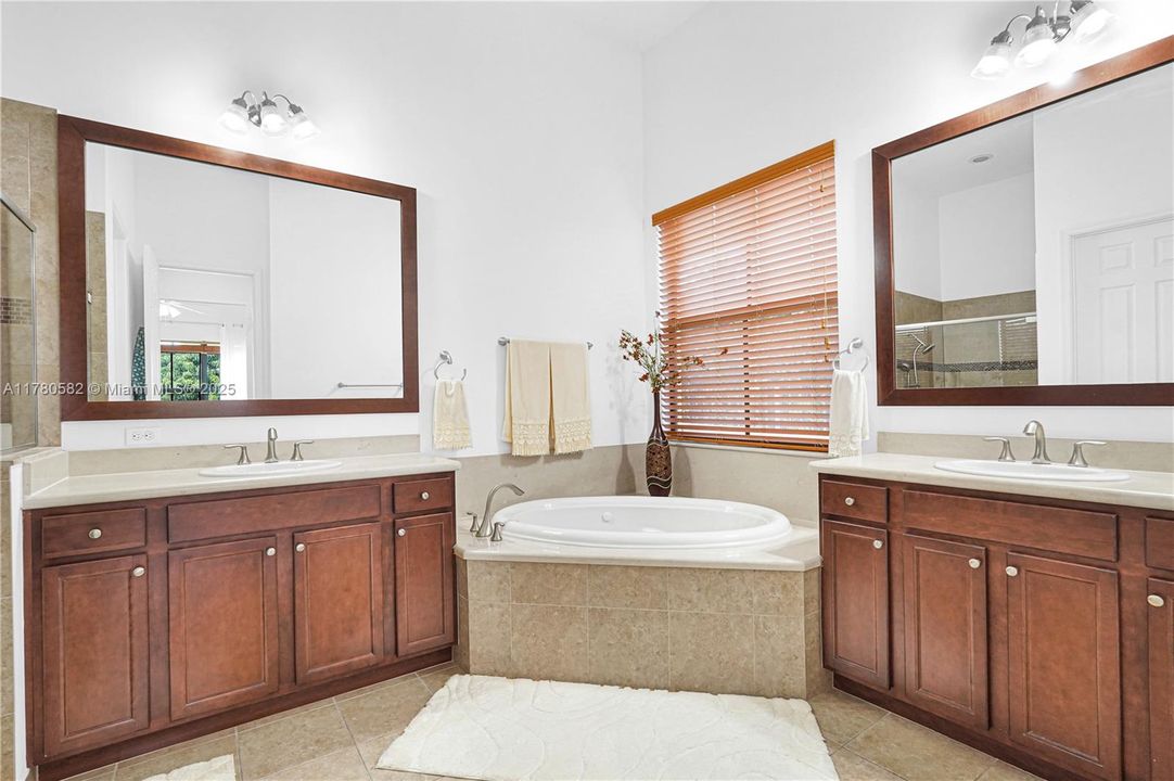 Vendido Recientemente: $1,395,000 (4 camas, 3 baños, 3076 Pies cuadrados)