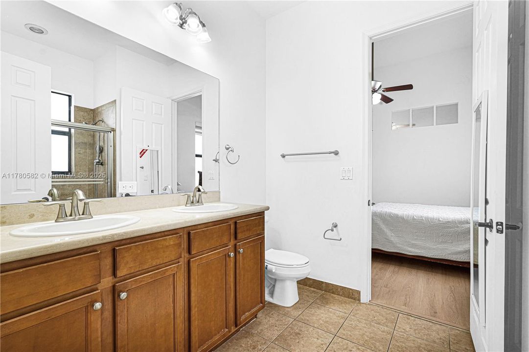 Vendido Recientemente: $1,395,000 (4 camas, 3 baños, 3076 Pies cuadrados)