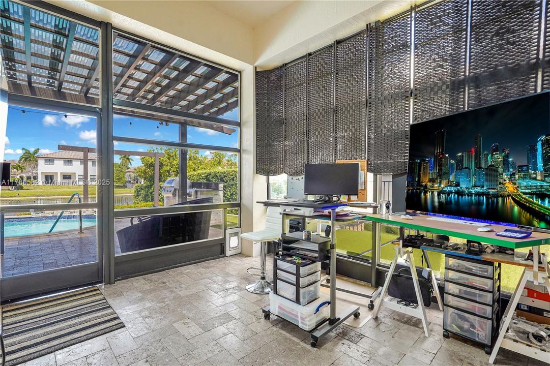 Vendido Recientemente: $1,395,000 (4 camas, 3 baños, 3076 Pies cuadrados)