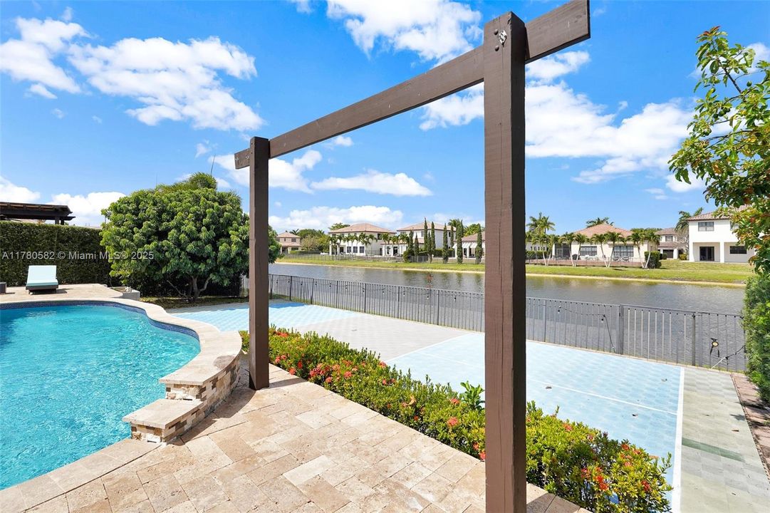 Vendido Recientemente: $1,395,000 (4 camas, 3 baños, 3076 Pies cuadrados)