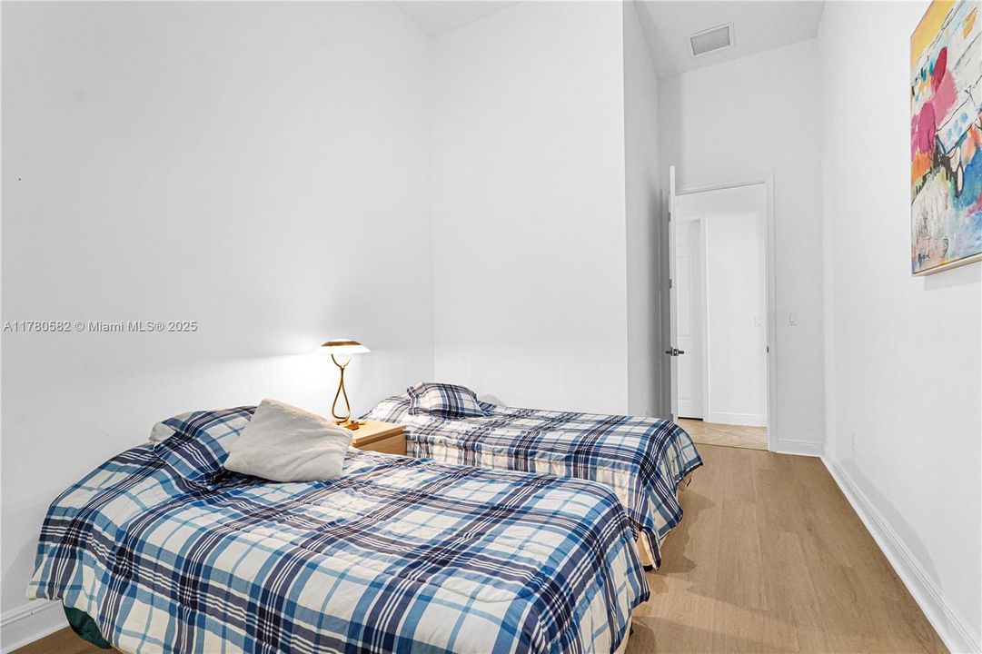 Vendido Recientemente: $1,395,000 (4 camas, 3 baños, 3076 Pies cuadrados)