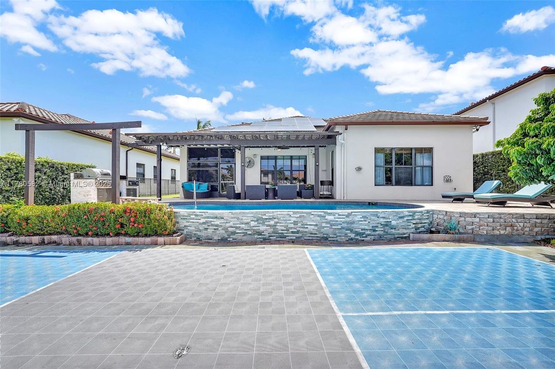 Vendido Recientemente: $1,395,000 (4 camas, 3 baños, 3076 Pies cuadrados)