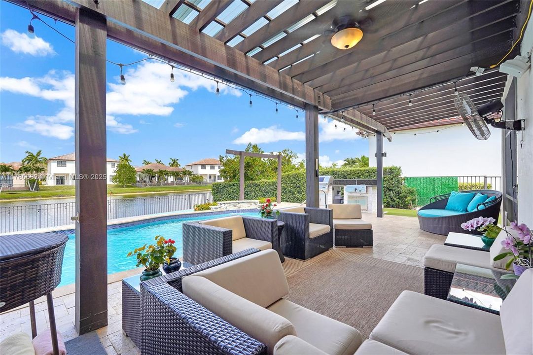 Vendido Recientemente: $1,395,000 (4 camas, 3 baños, 3076 Pies cuadrados)