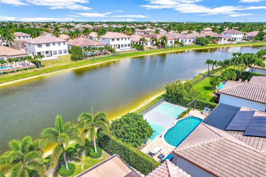 Vendido Recientemente: $1,395,000 (4 camas, 3 baños, 3076 Pies cuadrados)