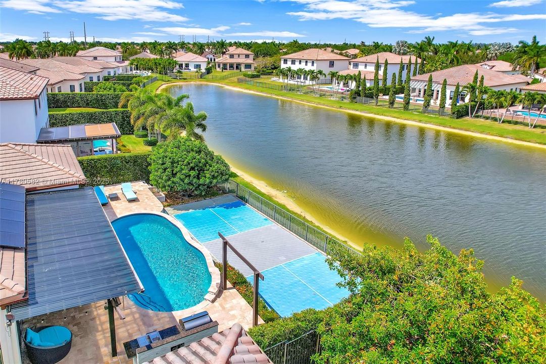 Vendido Recientemente: $1,395,000 (4 camas, 3 baños, 3076 Pies cuadrados)