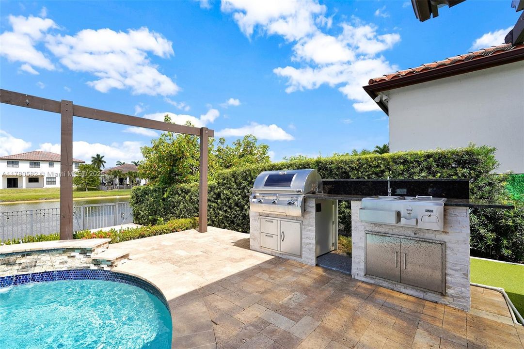 Vendido Recientemente: $1,395,000 (4 camas, 3 baños, 3076 Pies cuadrados)