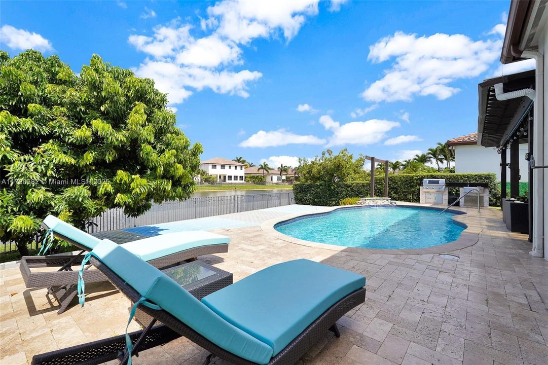 Vendido Recientemente: $1,395,000 (4 camas, 3 baños, 3076 Pies cuadrados)