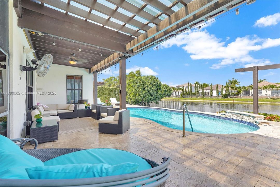 Vendido Recientemente: $1,395,000 (4 camas, 3 baños, 3076 Pies cuadrados)