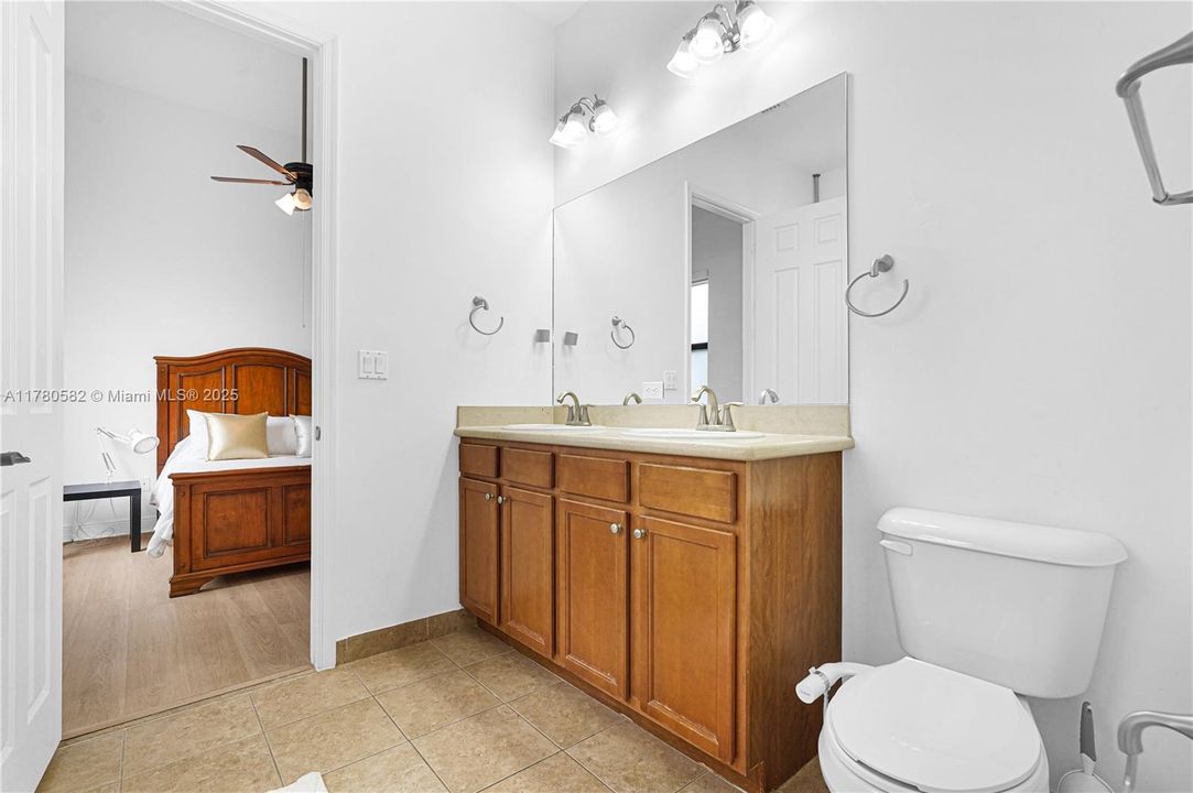 Vendido Recientemente: $1,395,000 (4 camas, 3 baños, 3076 Pies cuadrados)