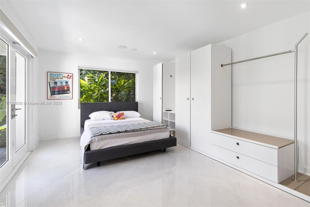 Active With Contract: $4,499,000 (4 beds, 4 baths, 3725 Square Feet)