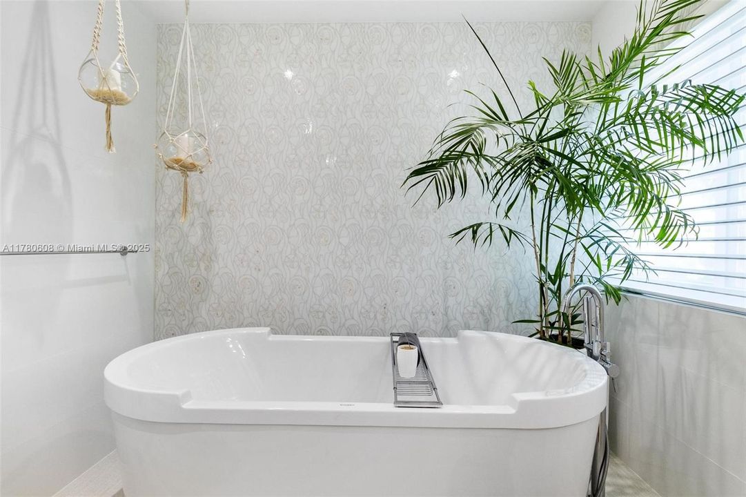 Active With Contract: $4,499,000 (4 beds, 4 baths, 3725 Square Feet)