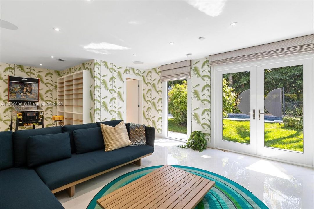 Active With Contract: $4,499,000 (4 beds, 4 baths, 3725 Square Feet)