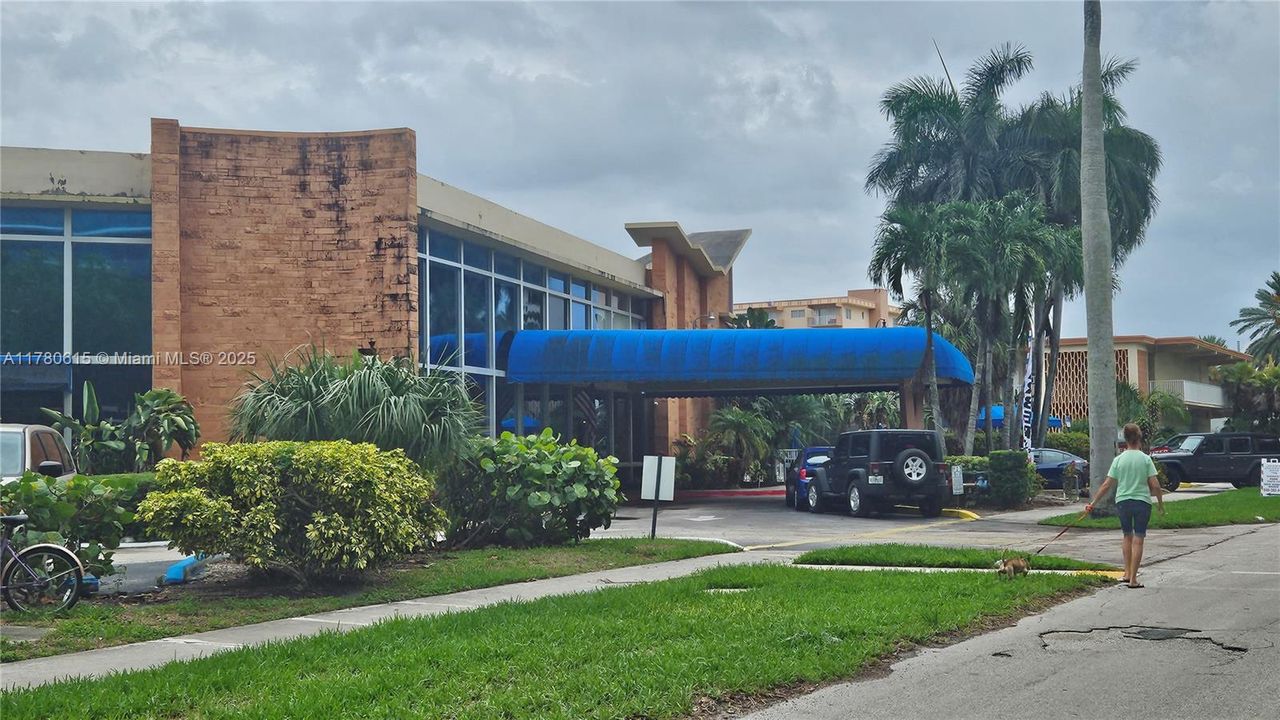 待售: $159,000 (1 贝兹, 1 浴室, 320 平方英尺)