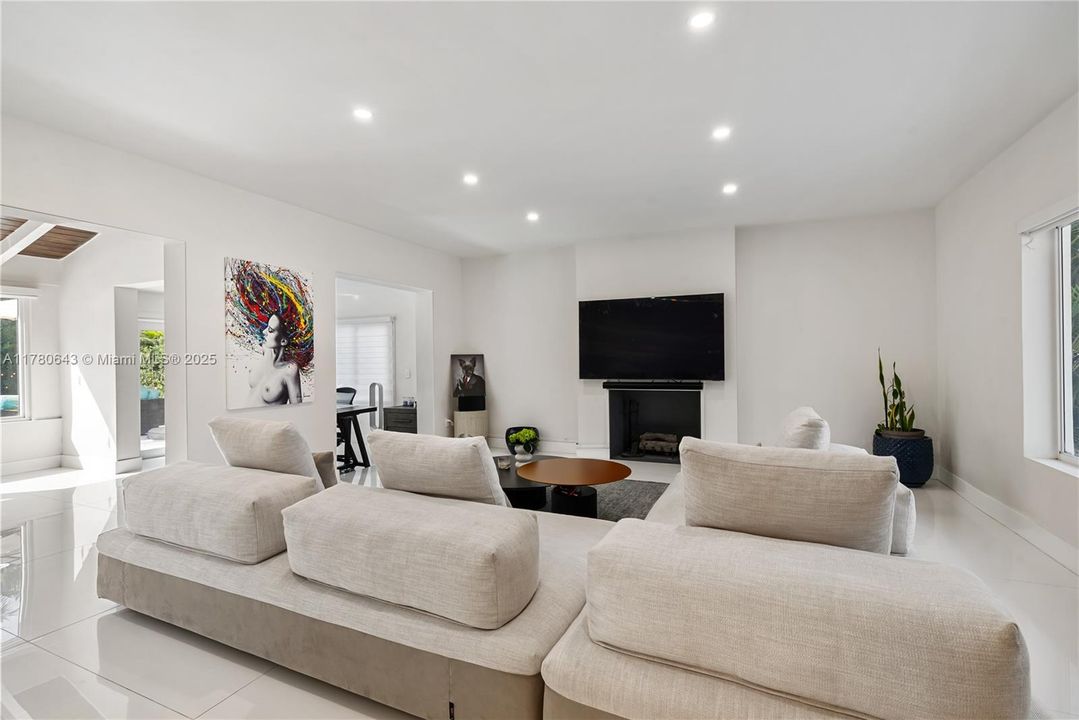 For Sale: $3,190,000 (4 beds, 4 baths, 2982 Square Feet)